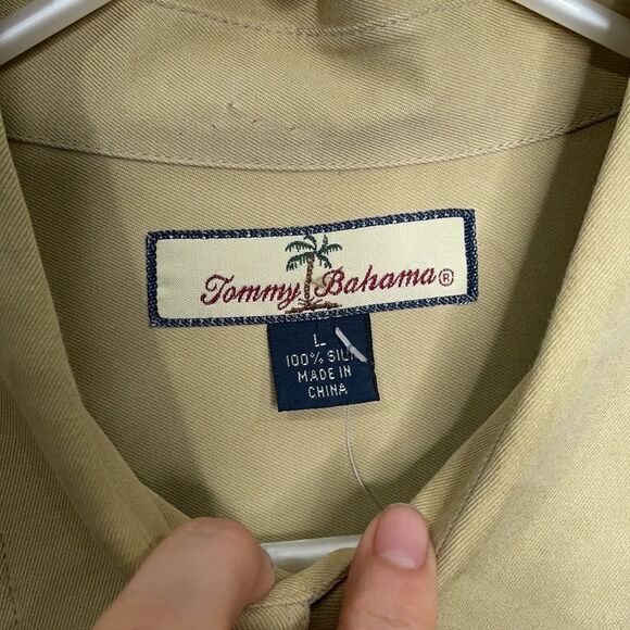 Tommy Bahama Men’s 💯 Silk Button Down Shirt - Picture 3 of 4